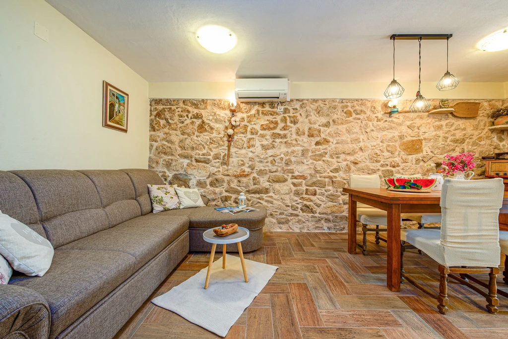 Joviraz, Steinhaus mit Veranda und Whirlpool in