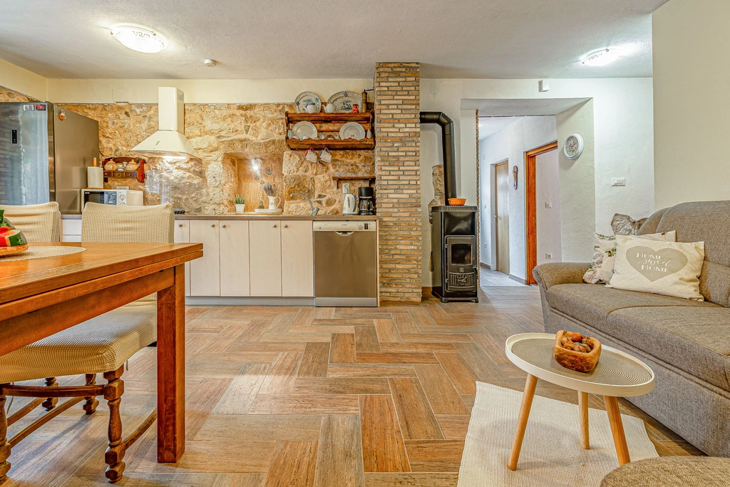 Joviraz, Steinhaus mit Veranda und Whirlpool in