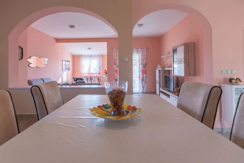 Marinko, br. 4, prostrani apartman s bazenom