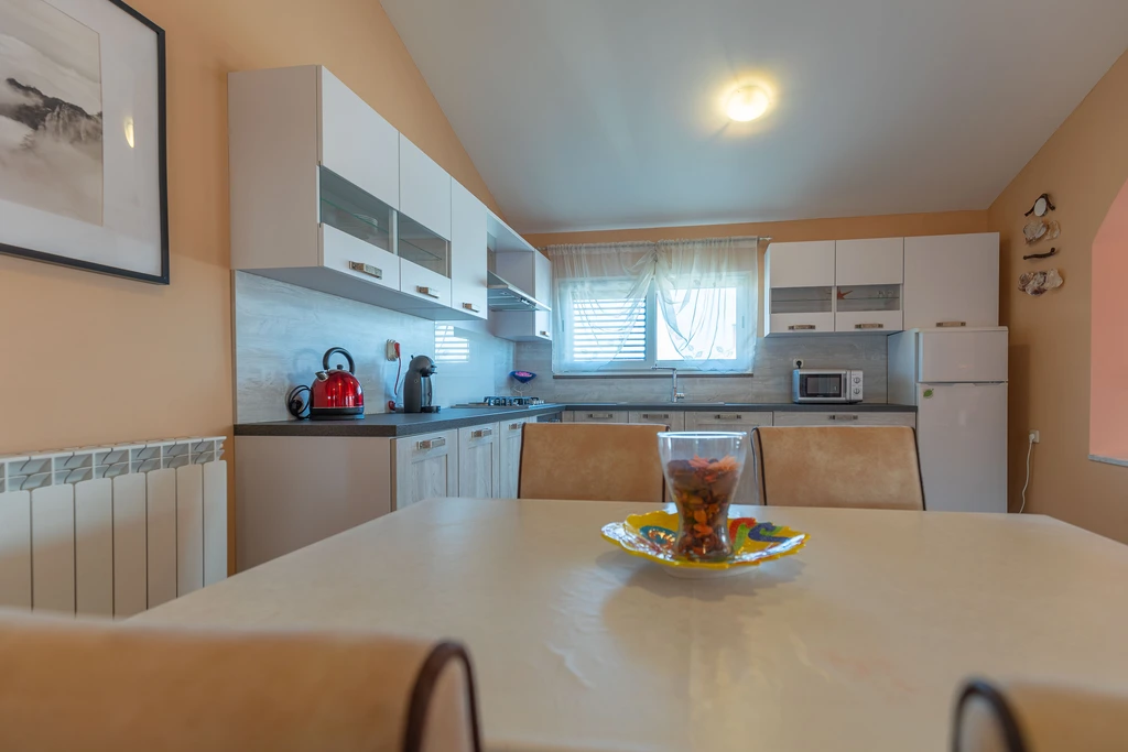 Marinko, br. 4, prostrani apartman s bazenom
