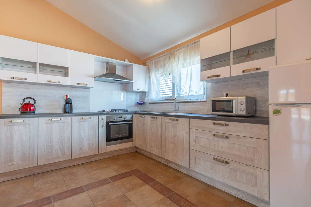 Marinko, br. 4, prostrani apartman s bazenom