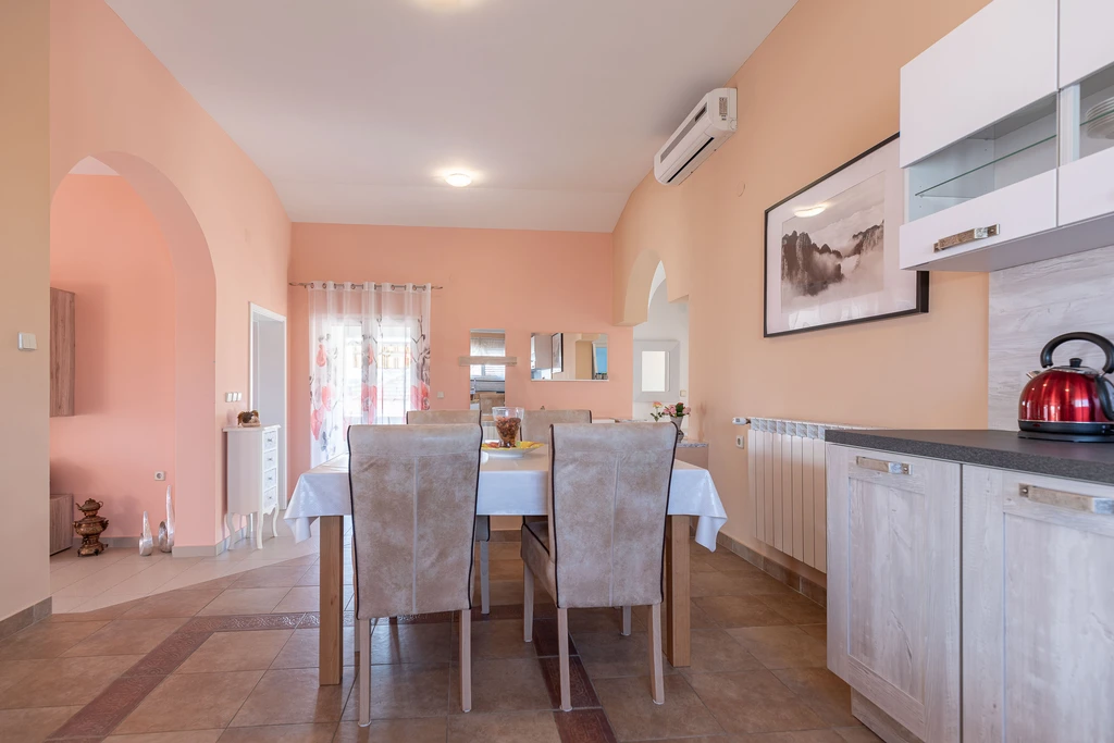 Marinko, br. 4, prostrani apartman s bazenom