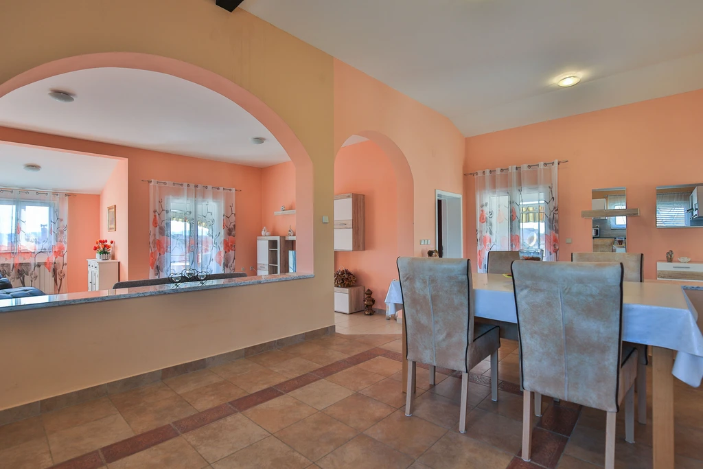 Marinko, br. 4, prostrani apartman s bazenom