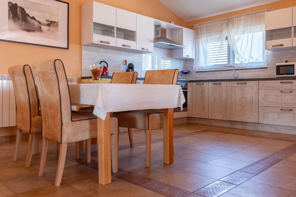 Marinko, br. 4, prostrani apartman s bazenom