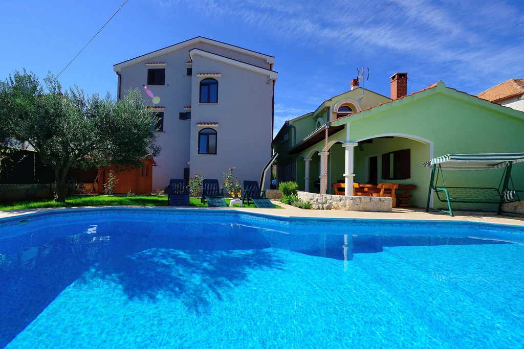 Marinko, br. 4, prostrani apartman s bazenom