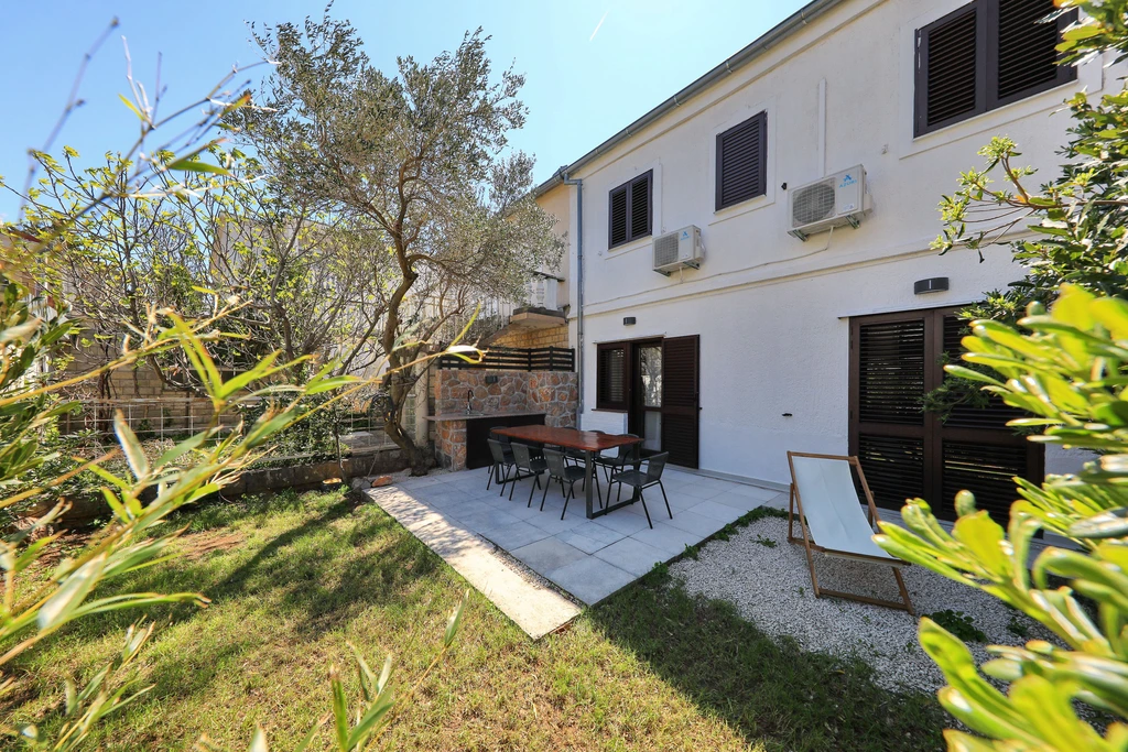Hibis br. 1, lijepa dvokrevetna soba s kupaonicom samo 150 m od plaže