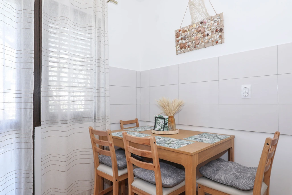 Hibis br. 1, lijepa dvokrevetna soba s kupaonicom samo 150 m od plaže
