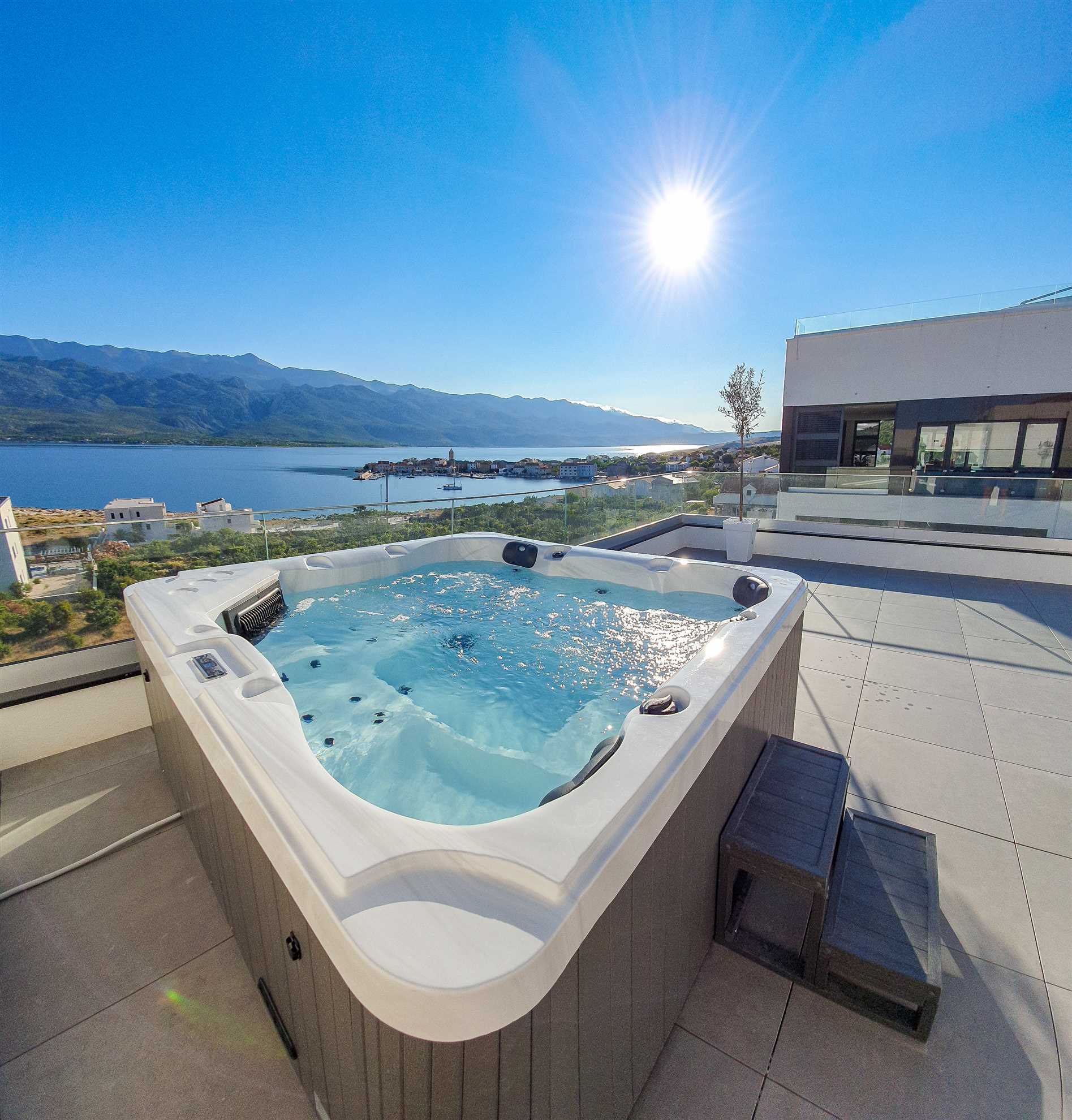 Villa One, vila s panoramskim pogledom, bazenom i