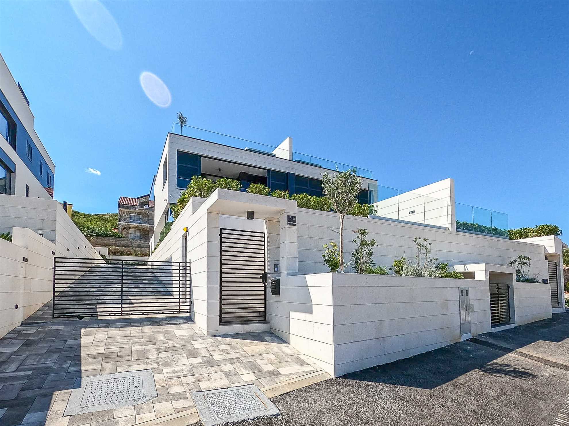 Villa One, vila s panoramskim pogledom, bazenom i