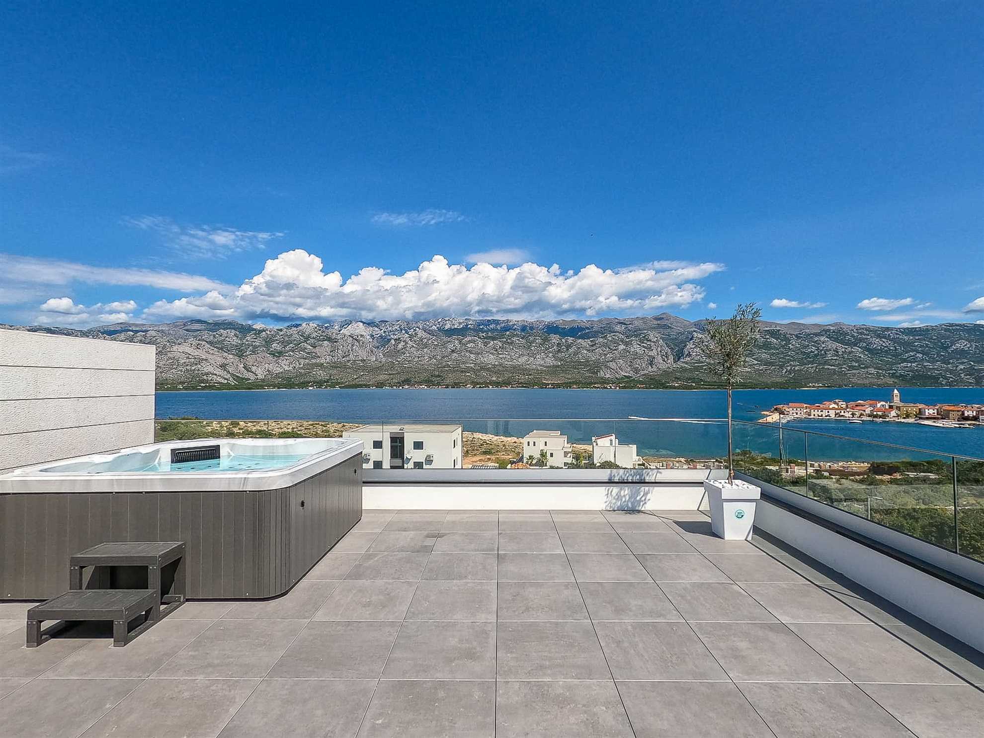 Villa One, vila s panoramskim pogledom, bazenom i