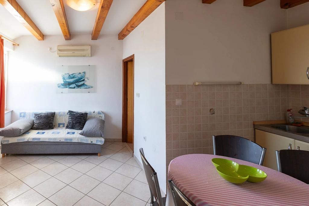 Tinka, Apartman br. 5