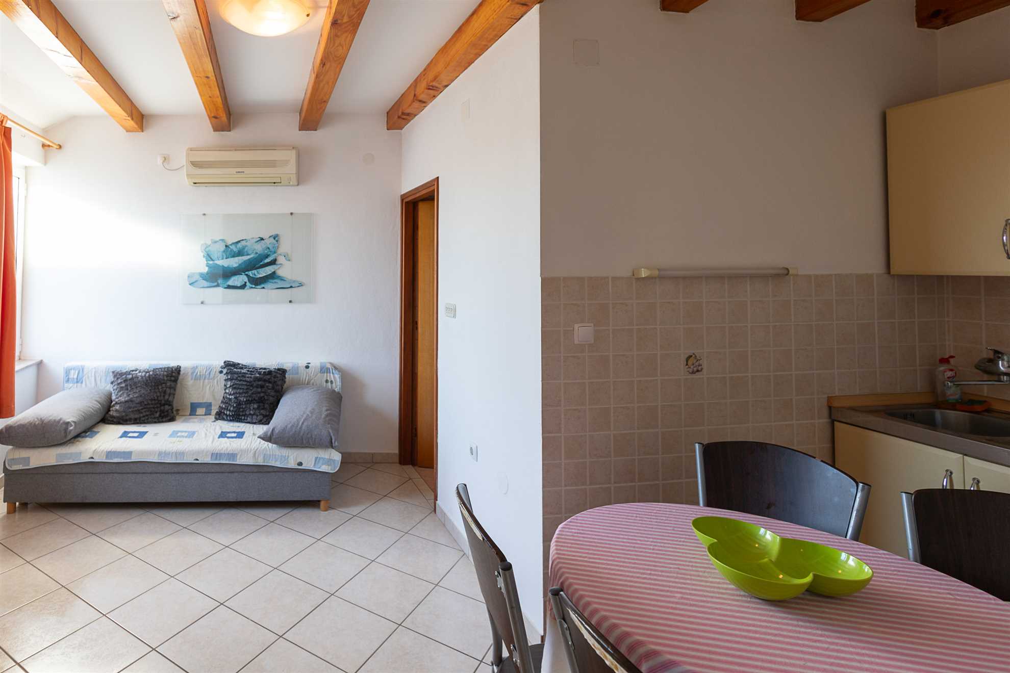 Tinka, Apartment No 5