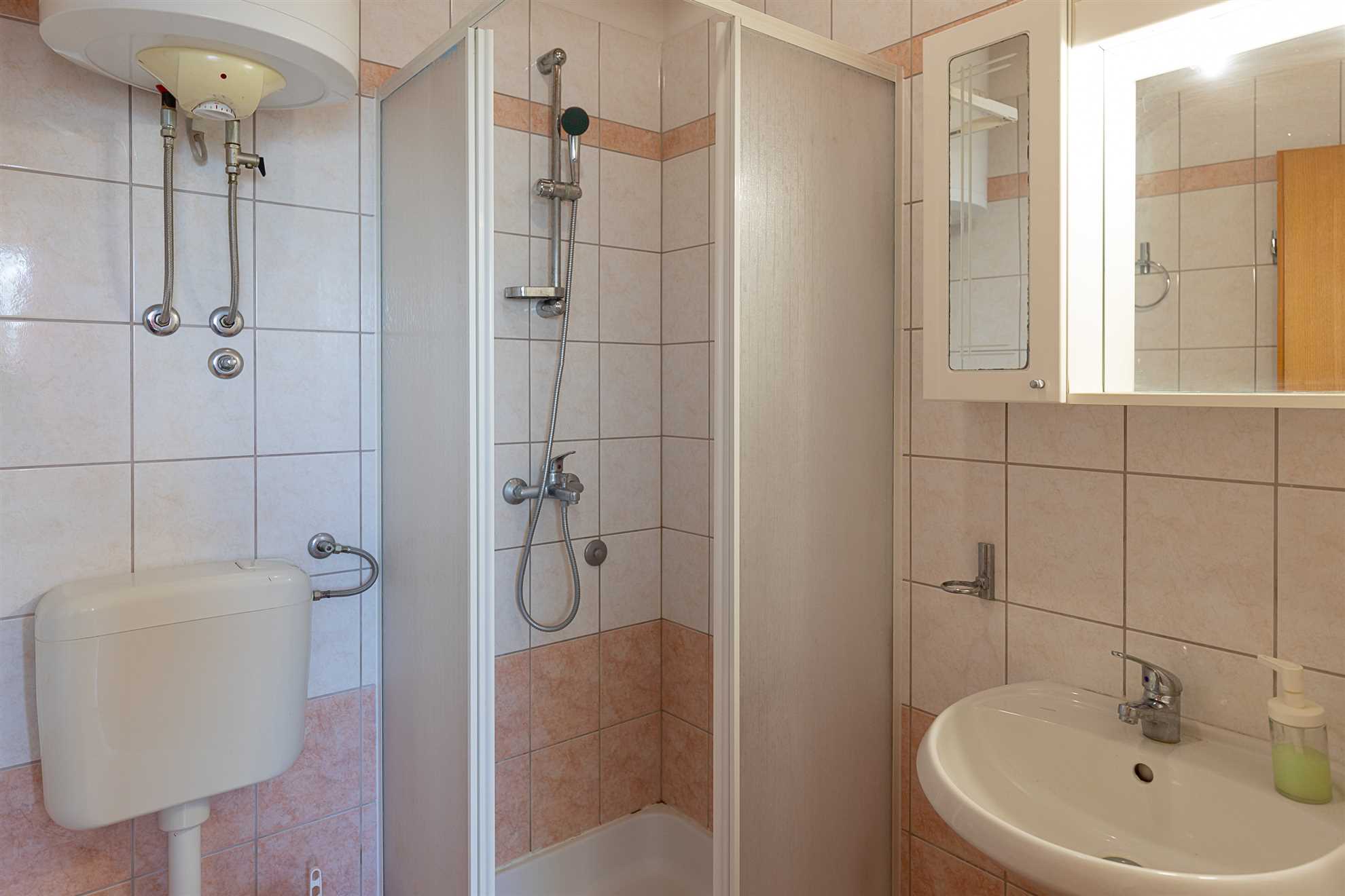 Tinka, Apartment No 5
