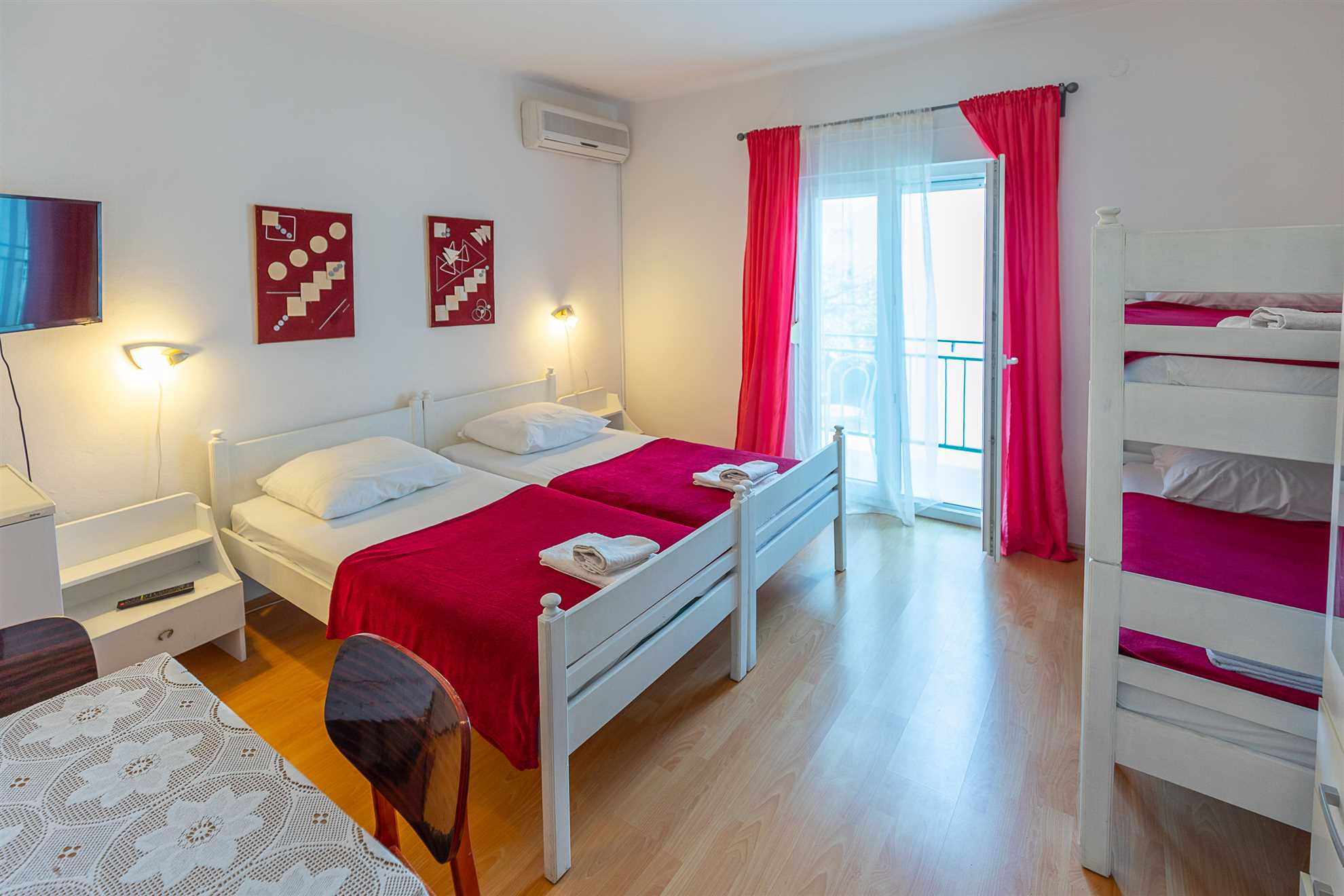 Tinka, Room No.  9