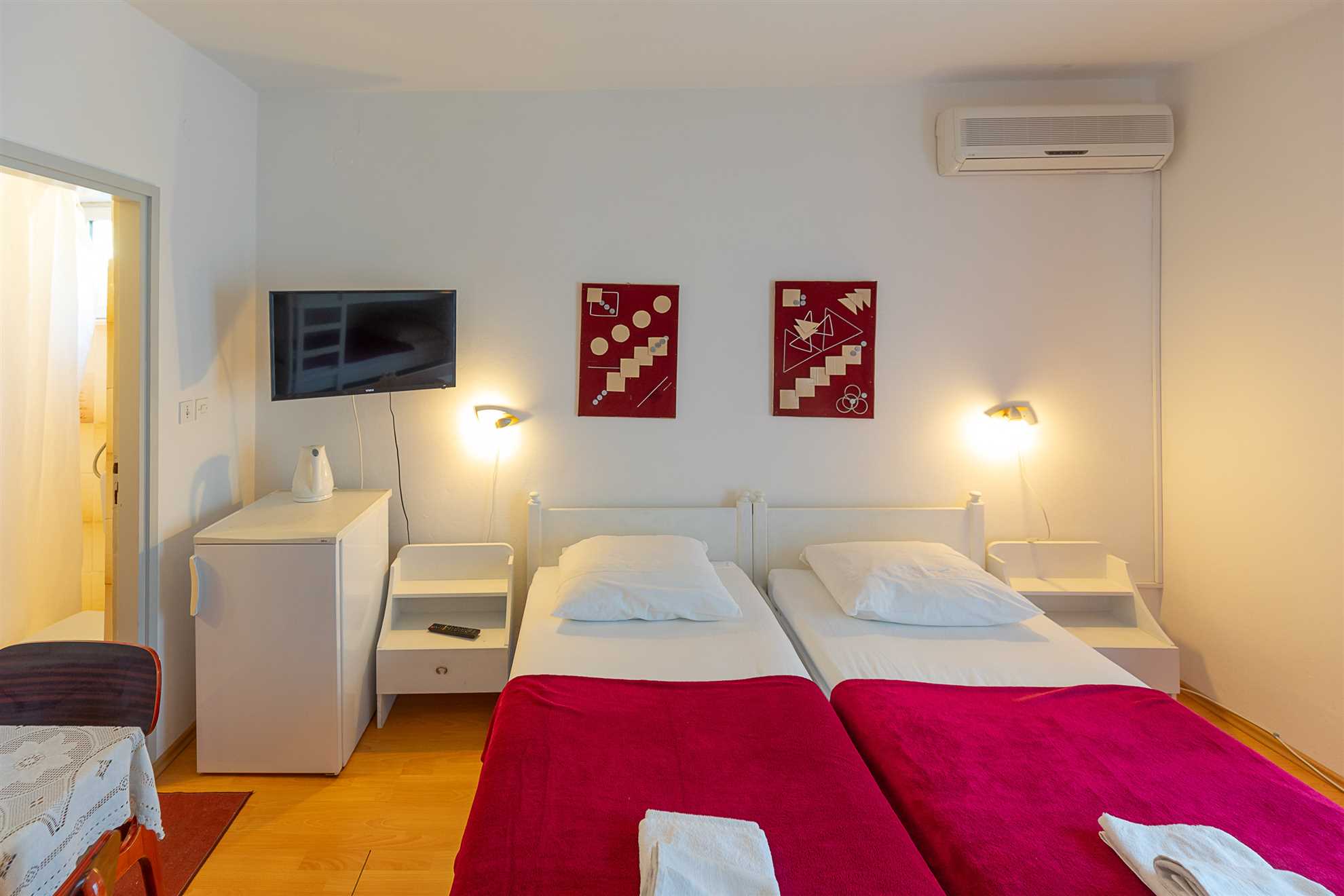 Tinka, Room No.  9