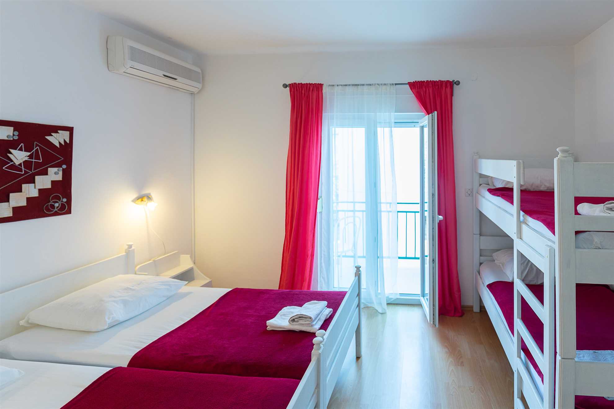 Tinka, Room No.  9