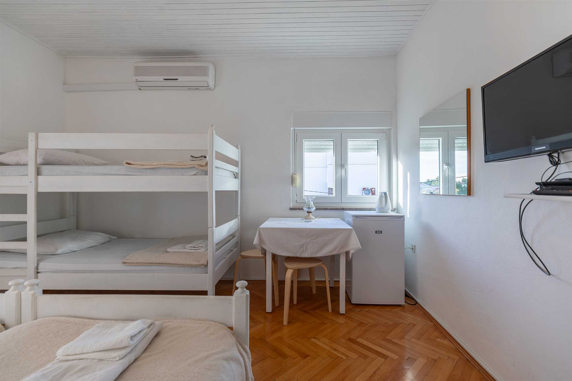 Tinka, Room No. 5