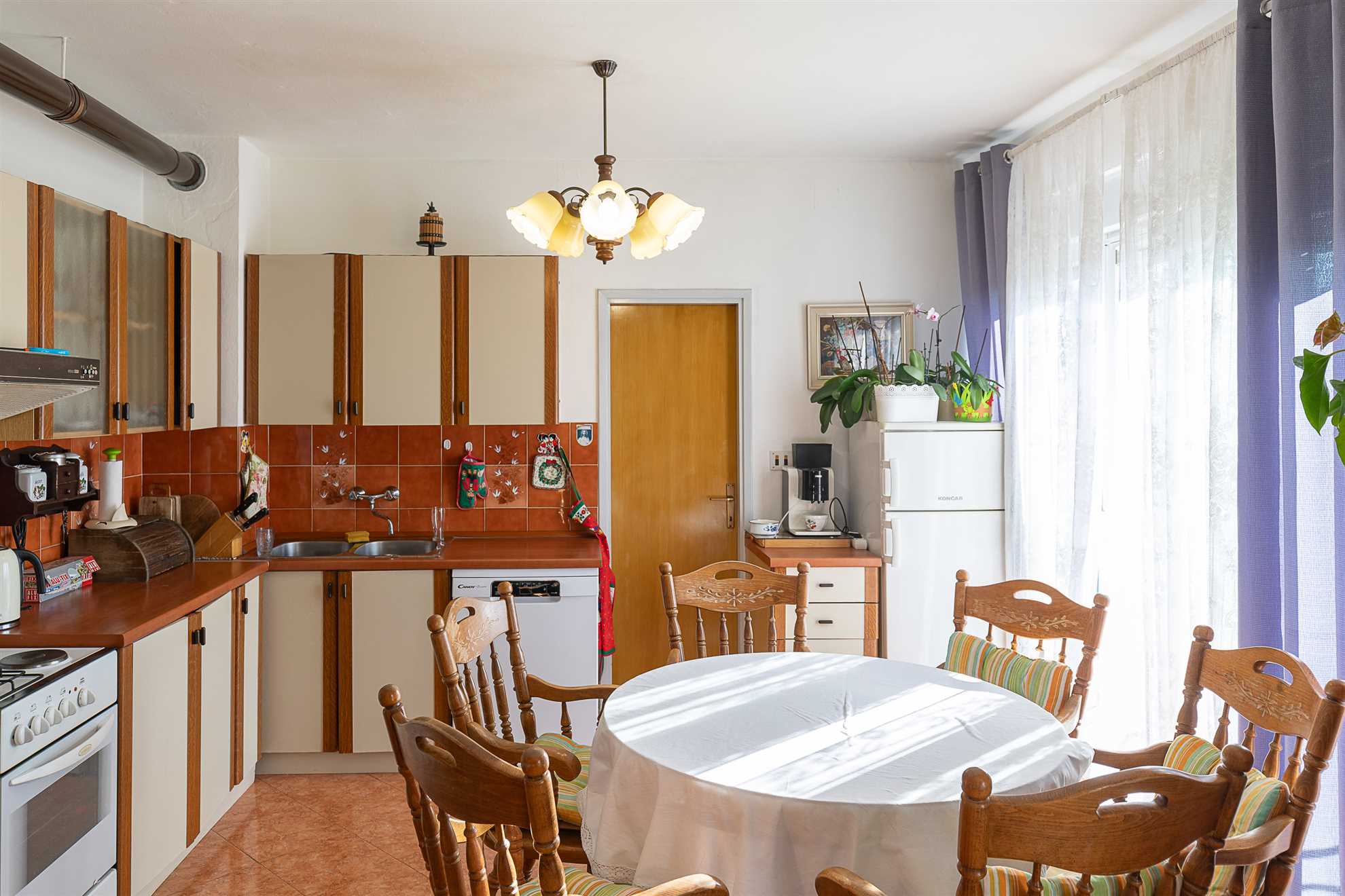 Tinka, Apartment No 12