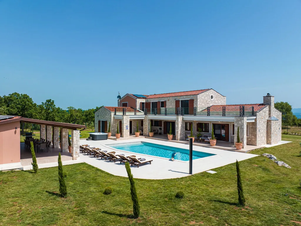 Barban Villa for Up to 12 Guests with Heated Pool