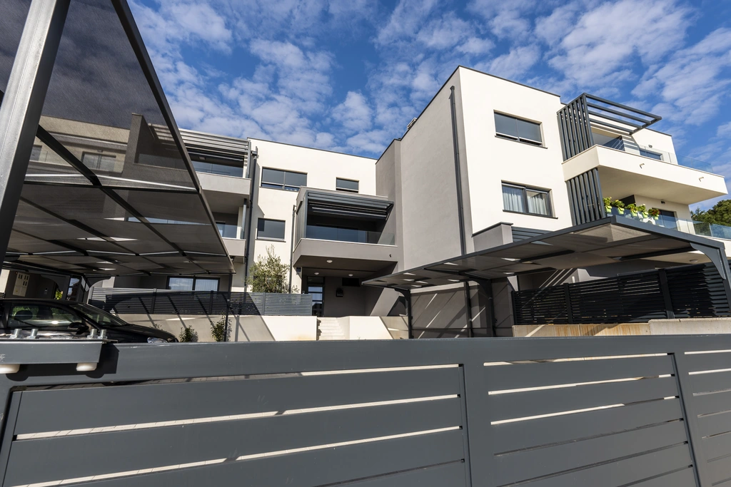 One-Bedroom Apartment in Pula with Parking