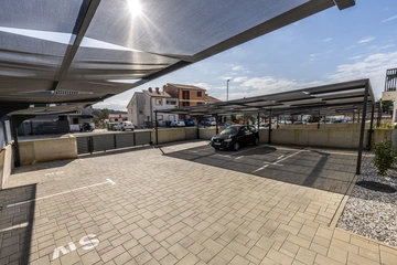 One-Bedroom Apartment in Pula with Parking