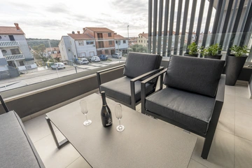 One-Bedroom Apartment in Pula with Parking