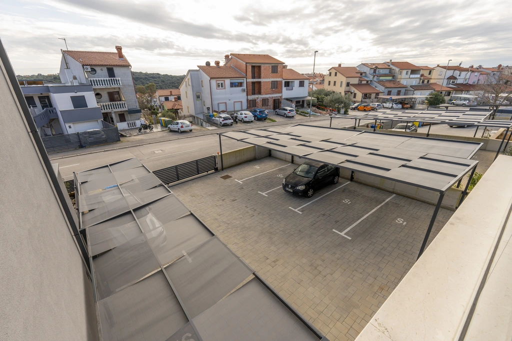 One-Bedroom Apartment in Pula with Parking