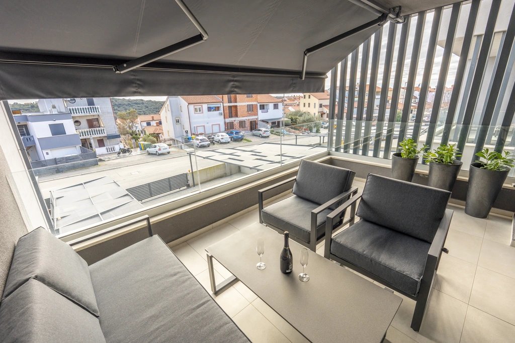 One-Bedroom Apartment in Pula with Parking