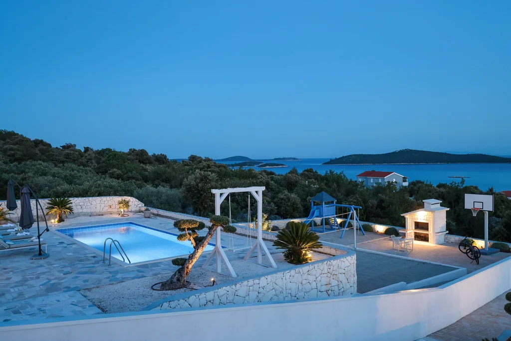 Family Villa with Pool and Terrace in Marina