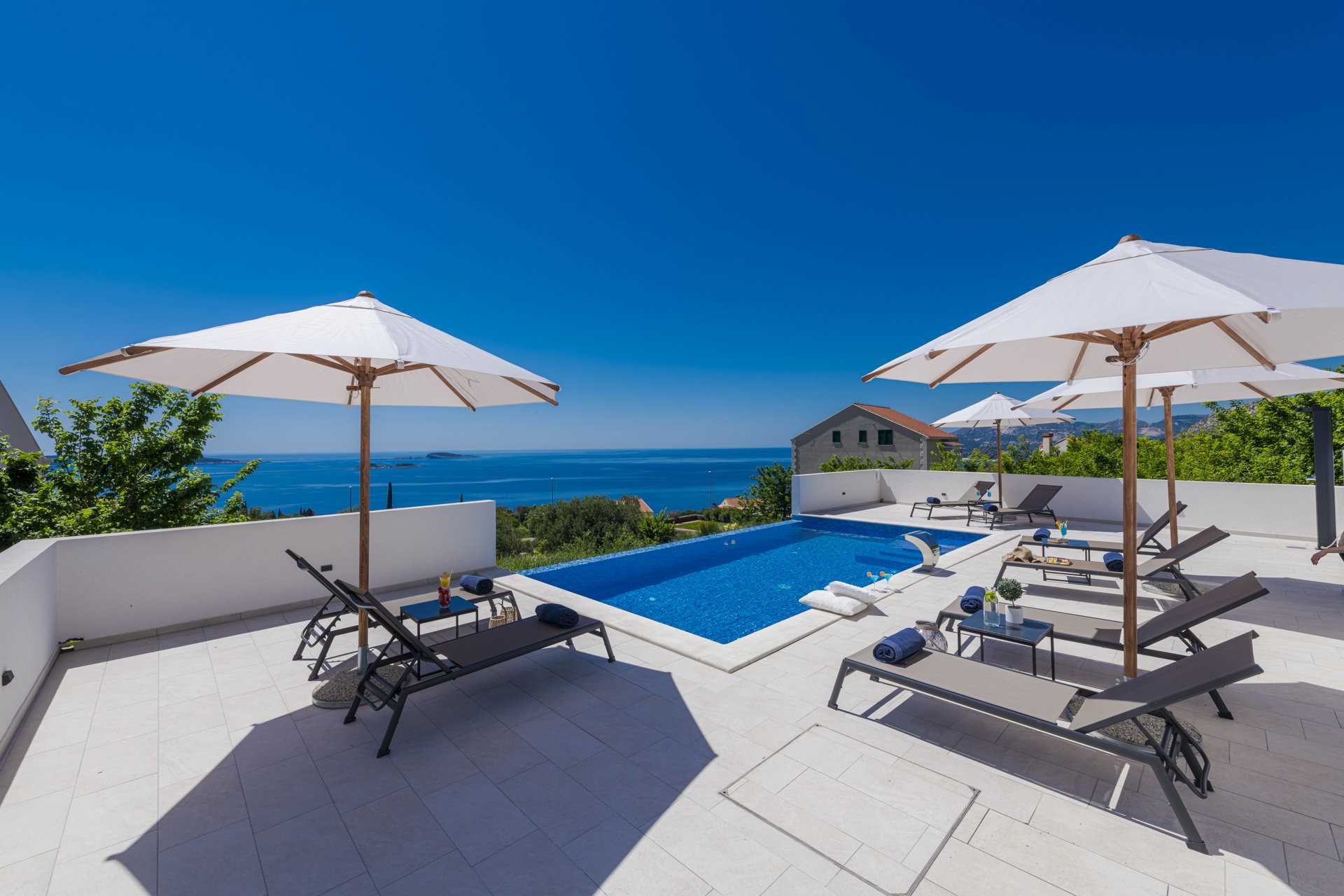 Villa Crystal Bloom with Infinity Pool