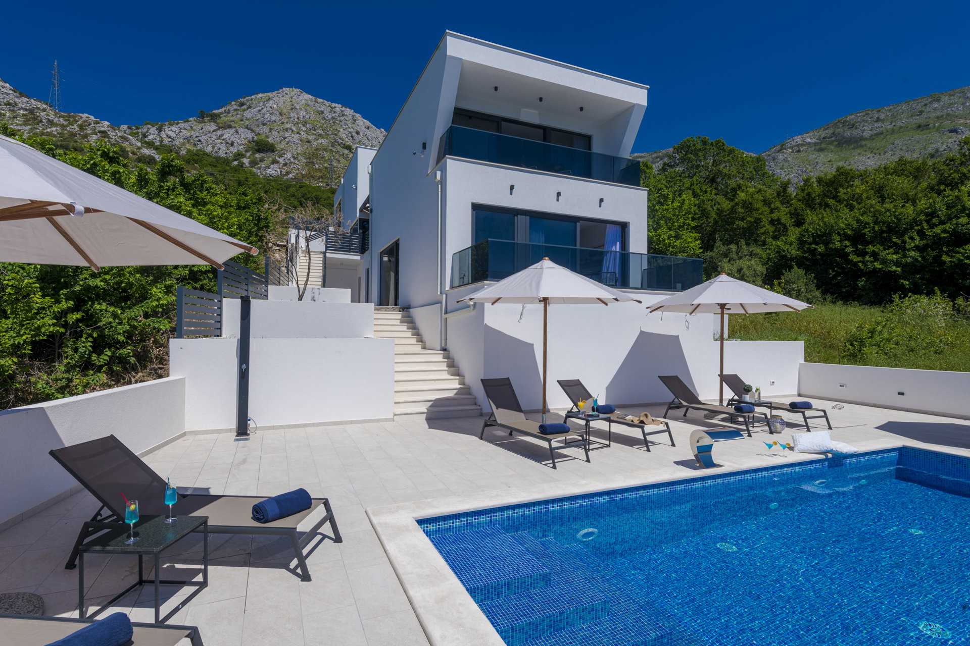 Villa Crystal Bloom with Infinity Pool