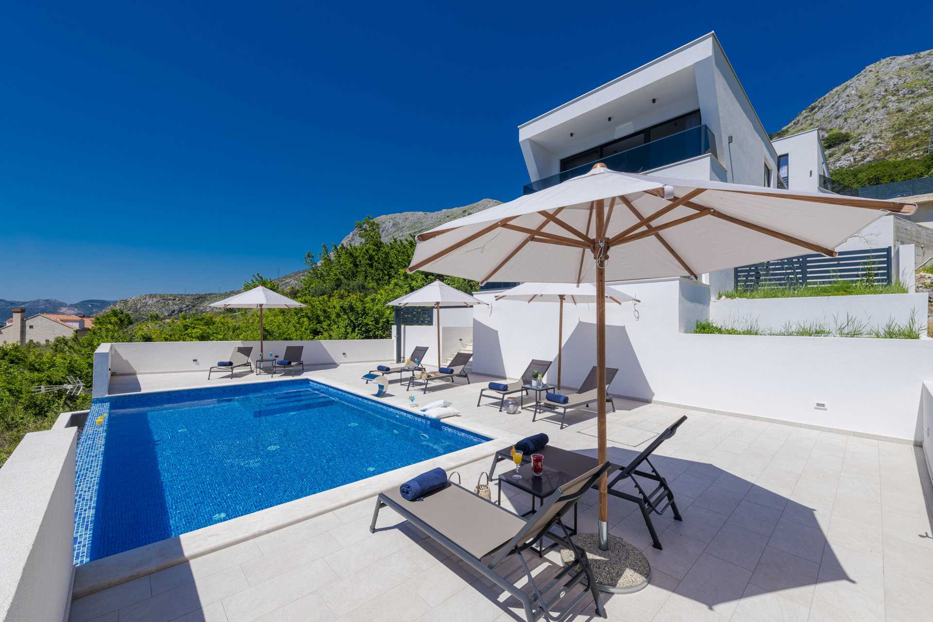 Villa Crystal Bloom with Infinity Pool