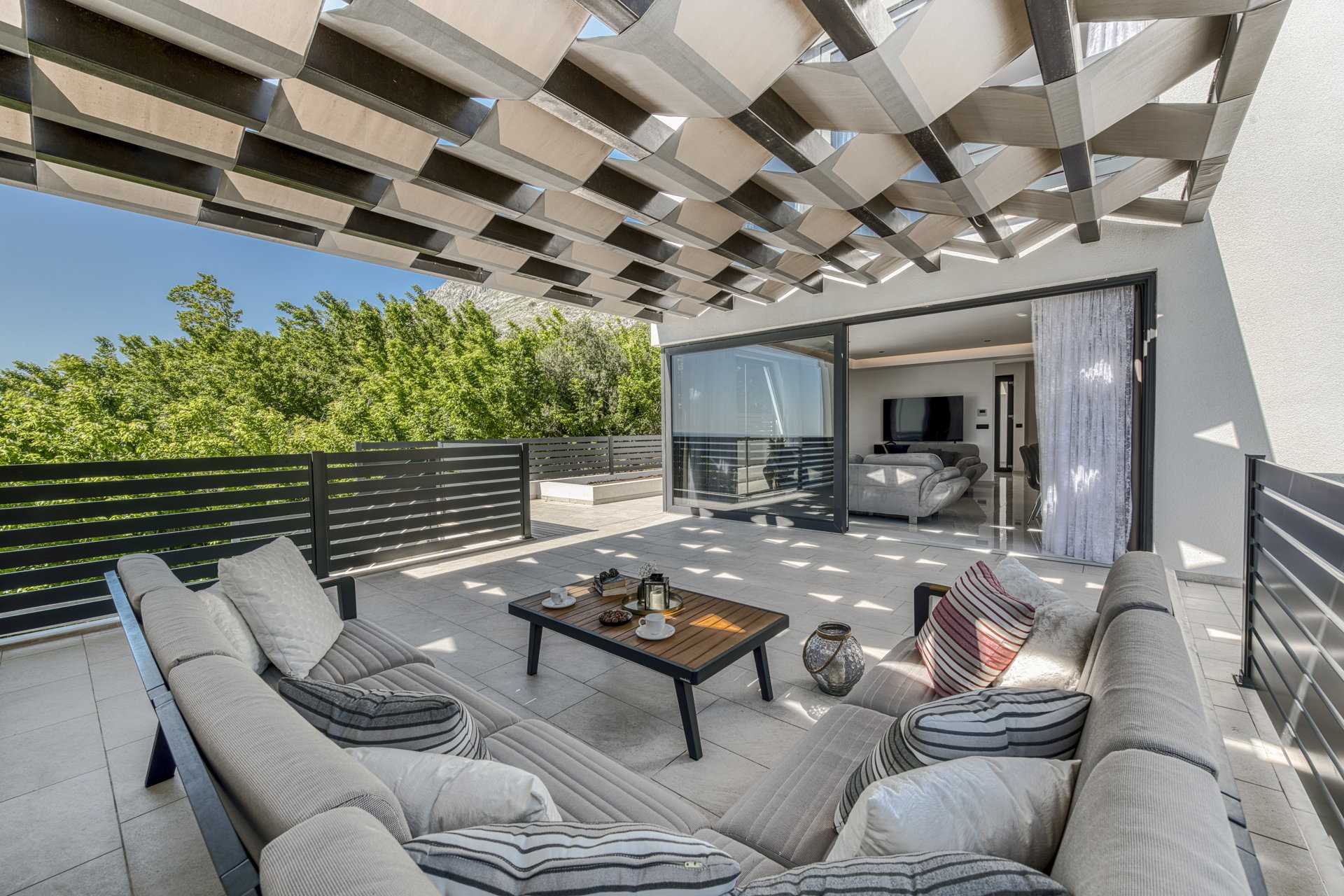 Villa Crystal Bloom with Infinity Pool
