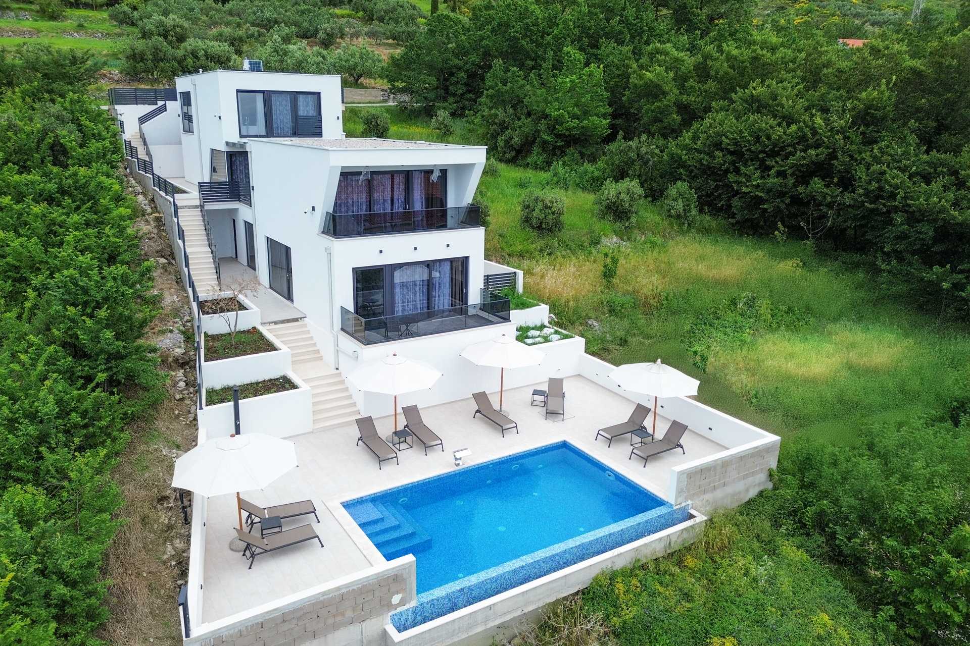 Villa Crystal Bloom with Infinity Pool