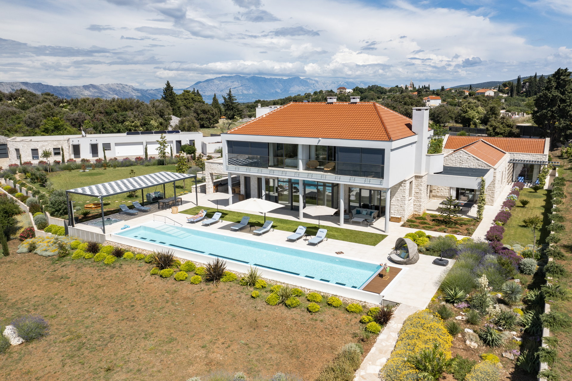 Luxury Villa Vibrante with Pool