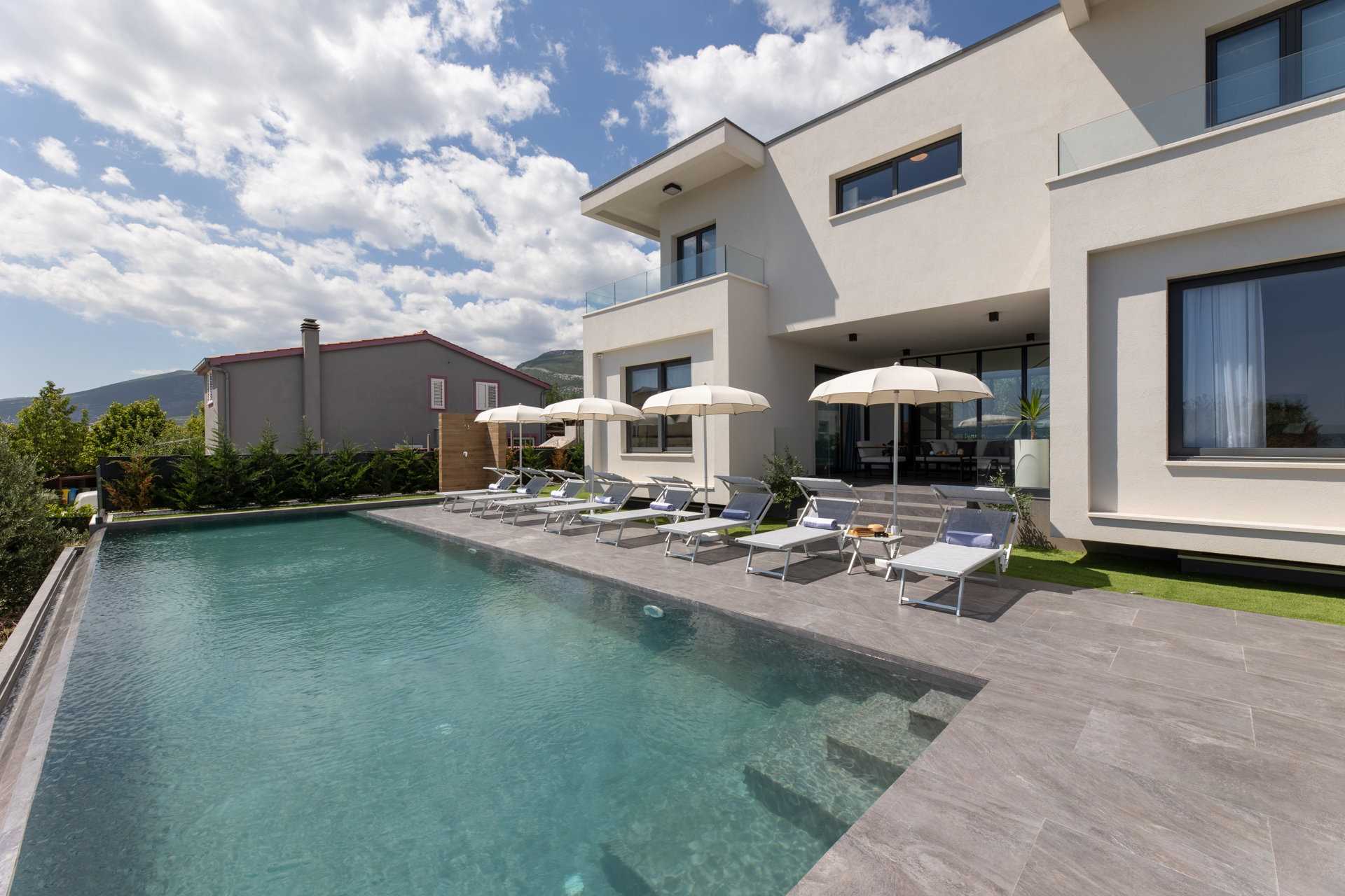 Villa Green Lush with Pool