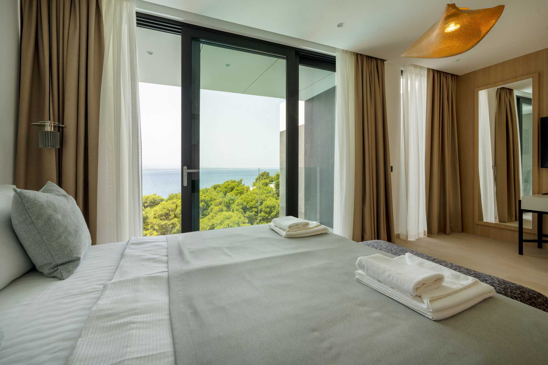 Luxury Villa Beyond Waves with Pool