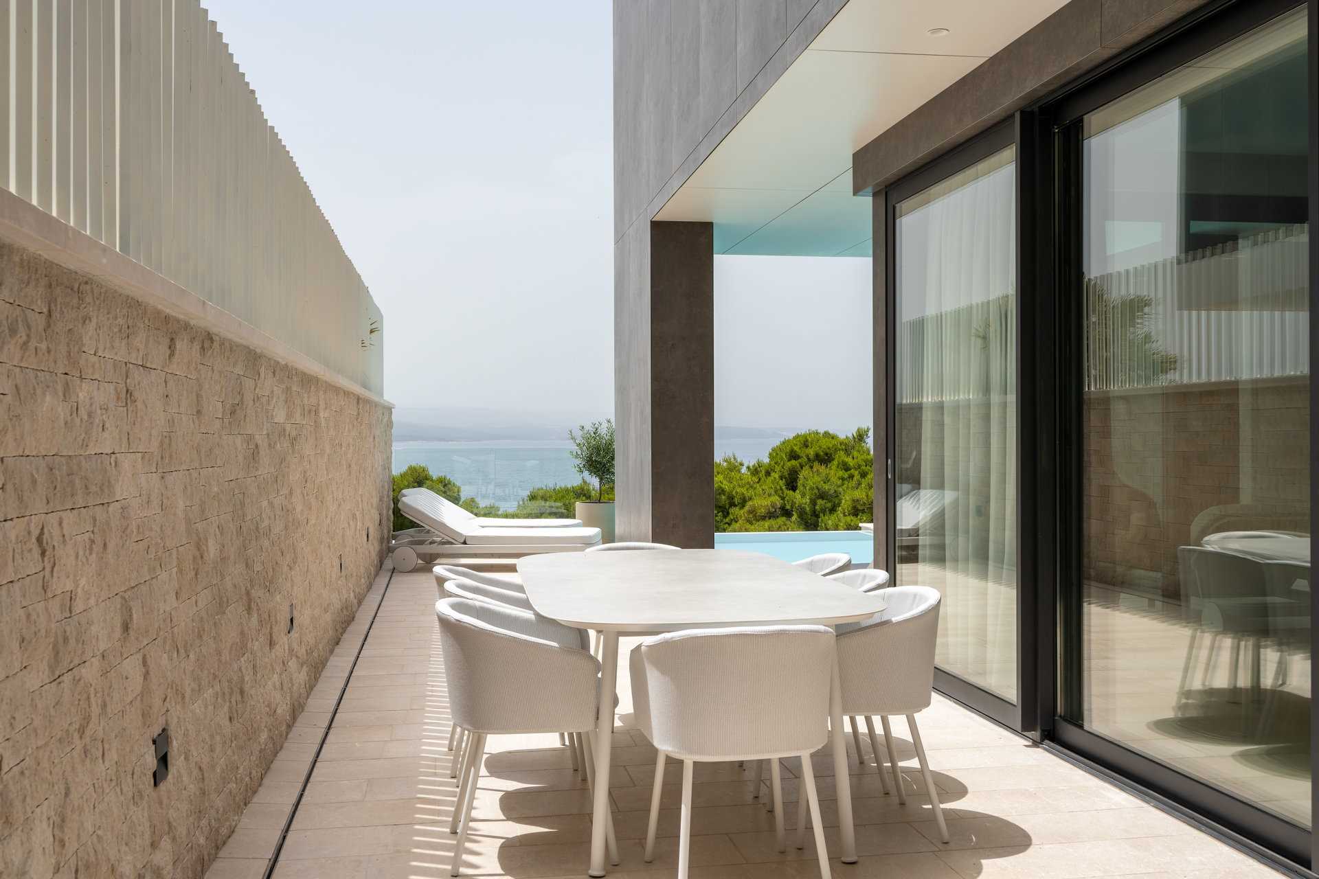 Luxury Villa Beyond Waves with Pool
