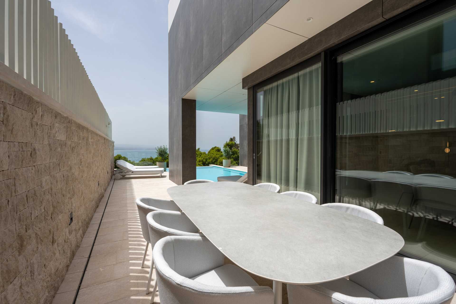 Luxury Villa Beyond Waves with Pool