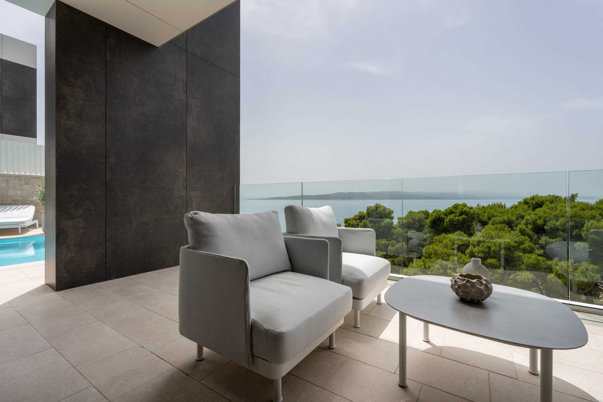 Luxury Villa Beyond Waves with Pool