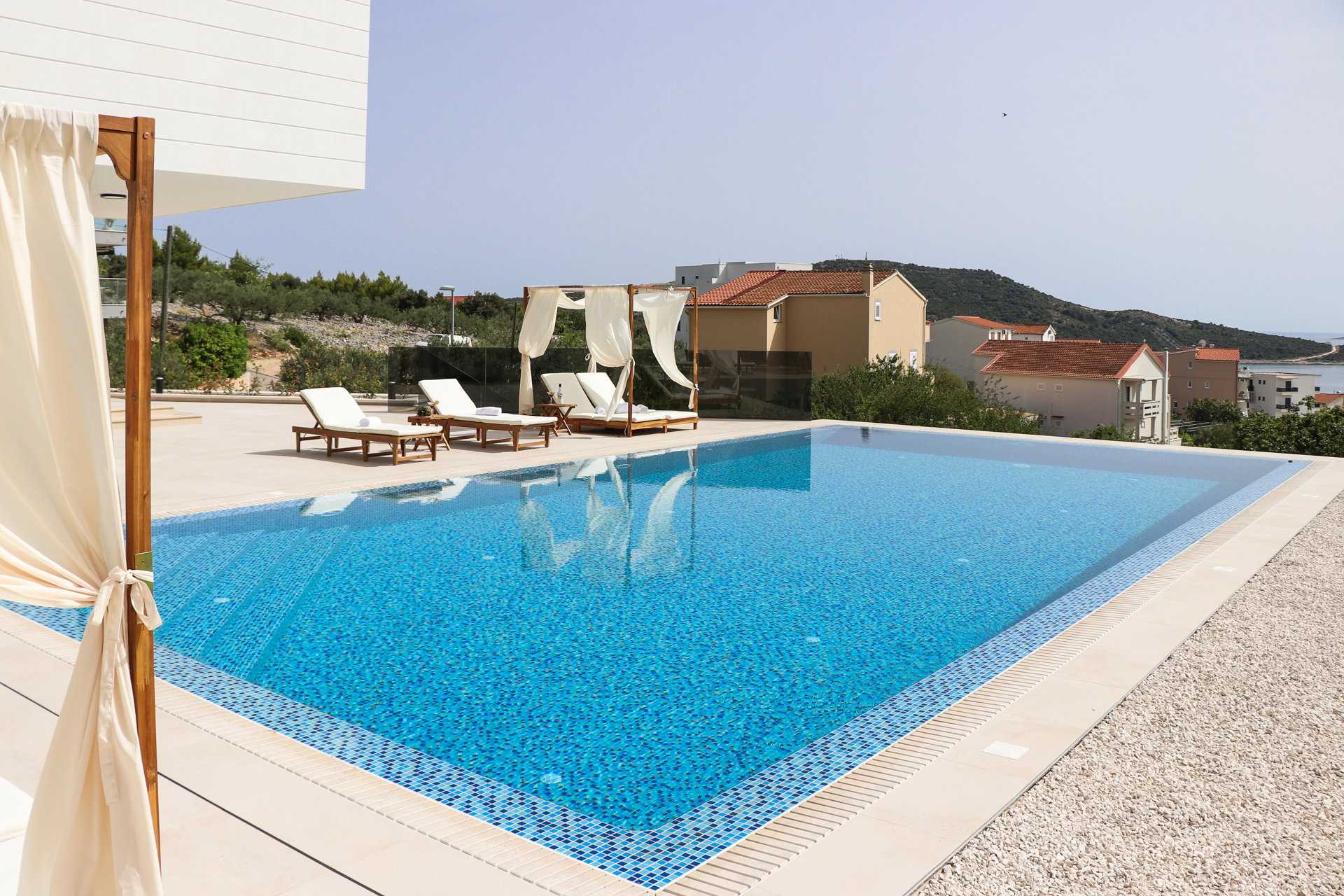 Villa Luxleon with Pool