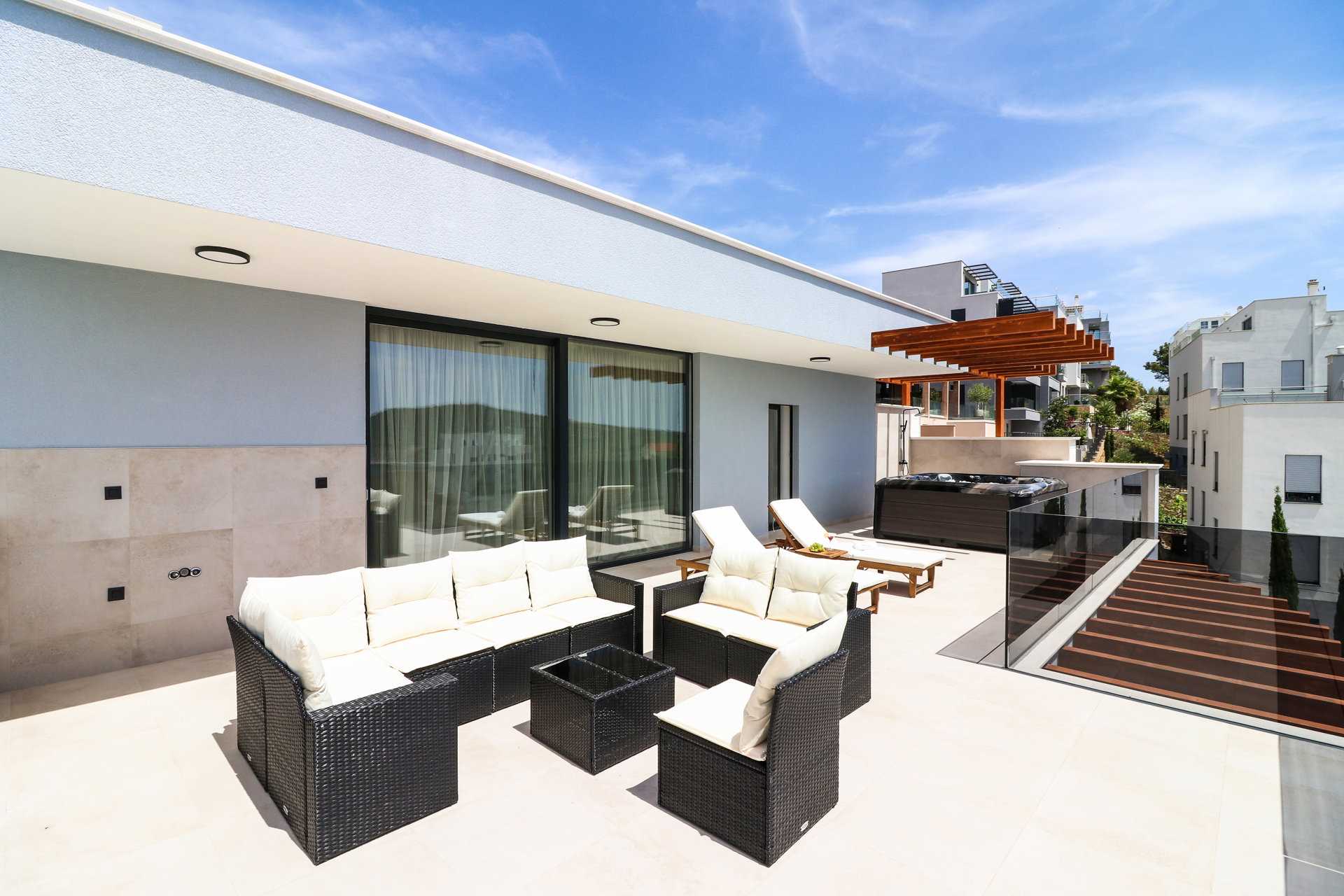 Villa Luxleon with Pool