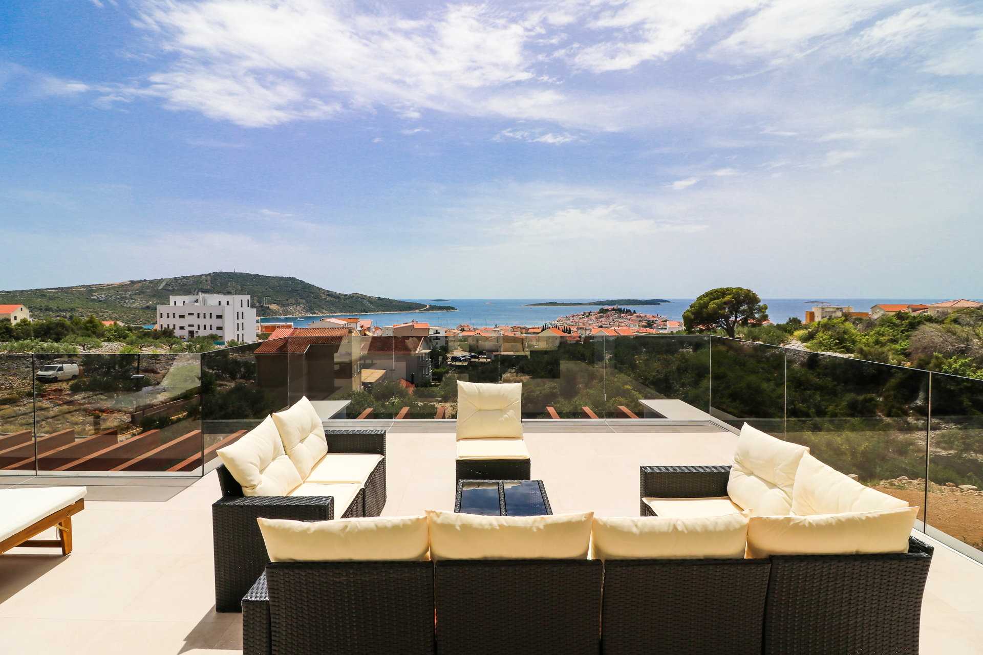 Villa Luxleon with Pool