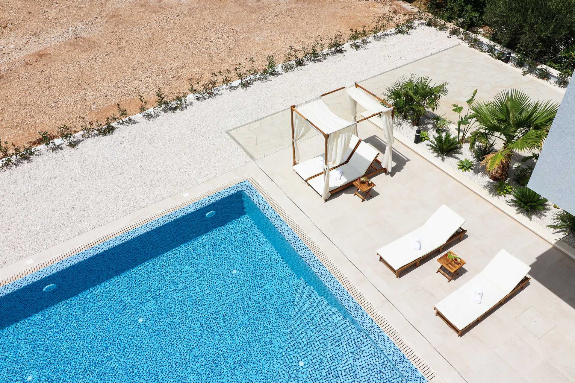 Villa Luxleon with Pool
