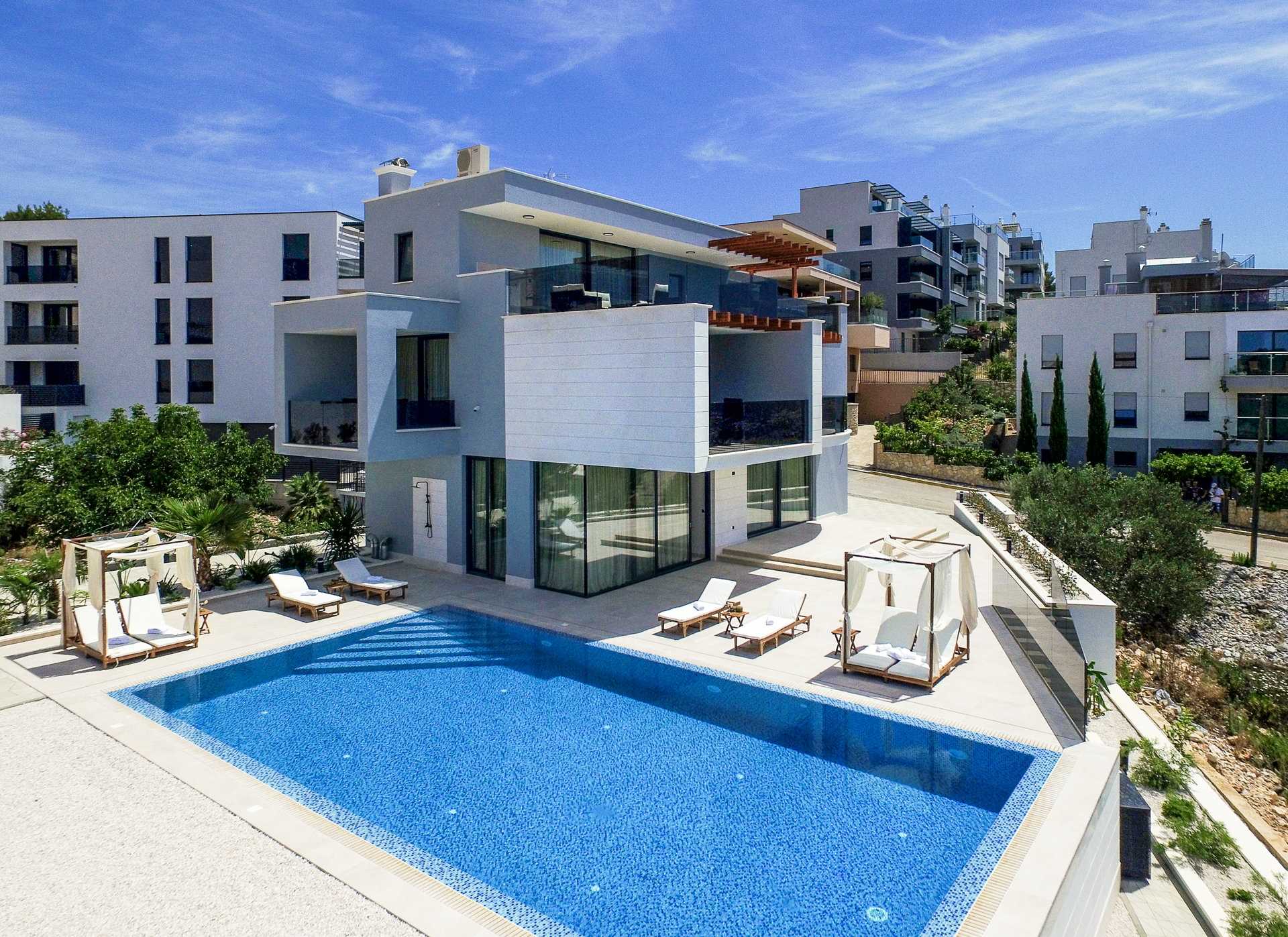 Villa Luxleon with Pool