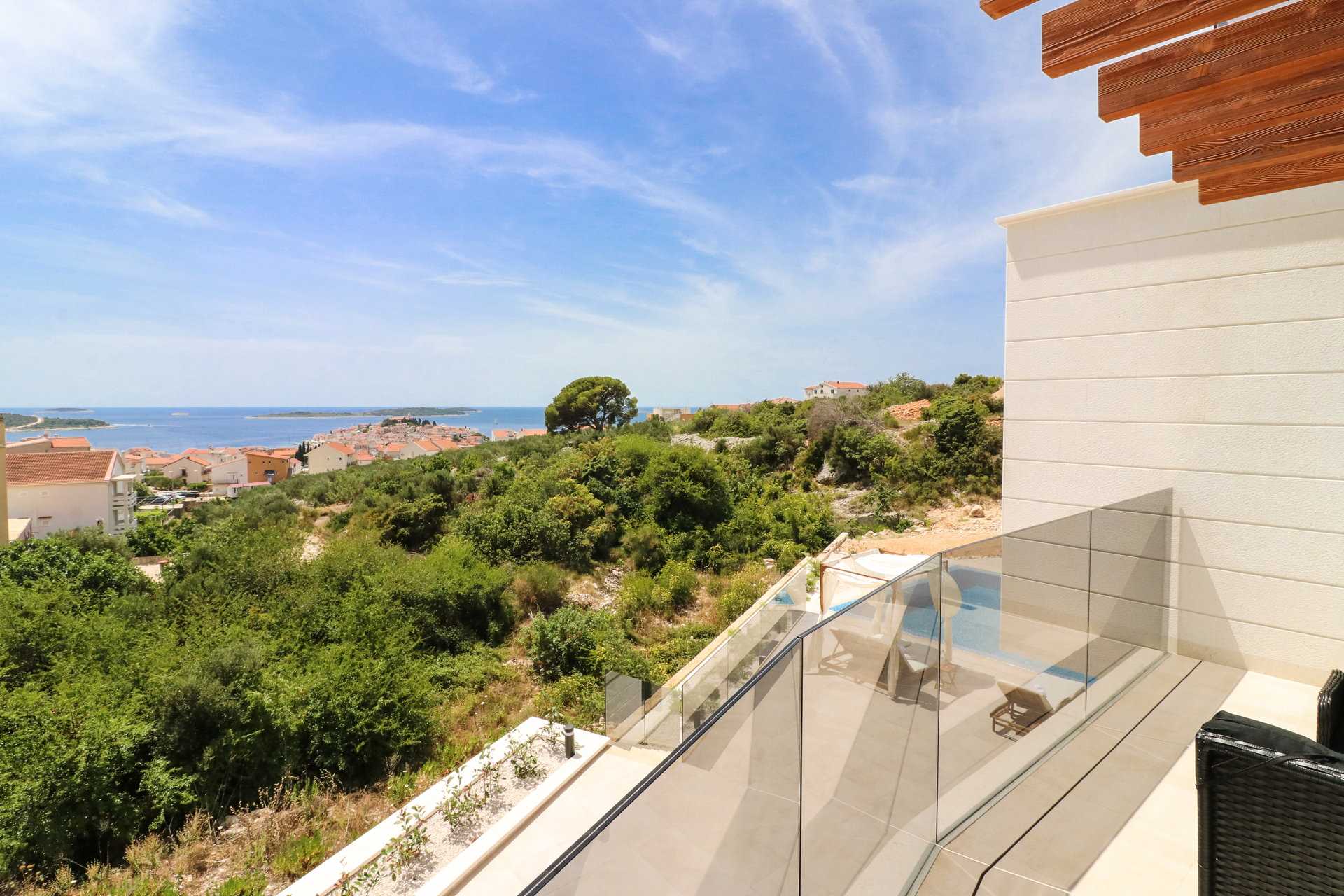 Villa Luxleon with Pool
