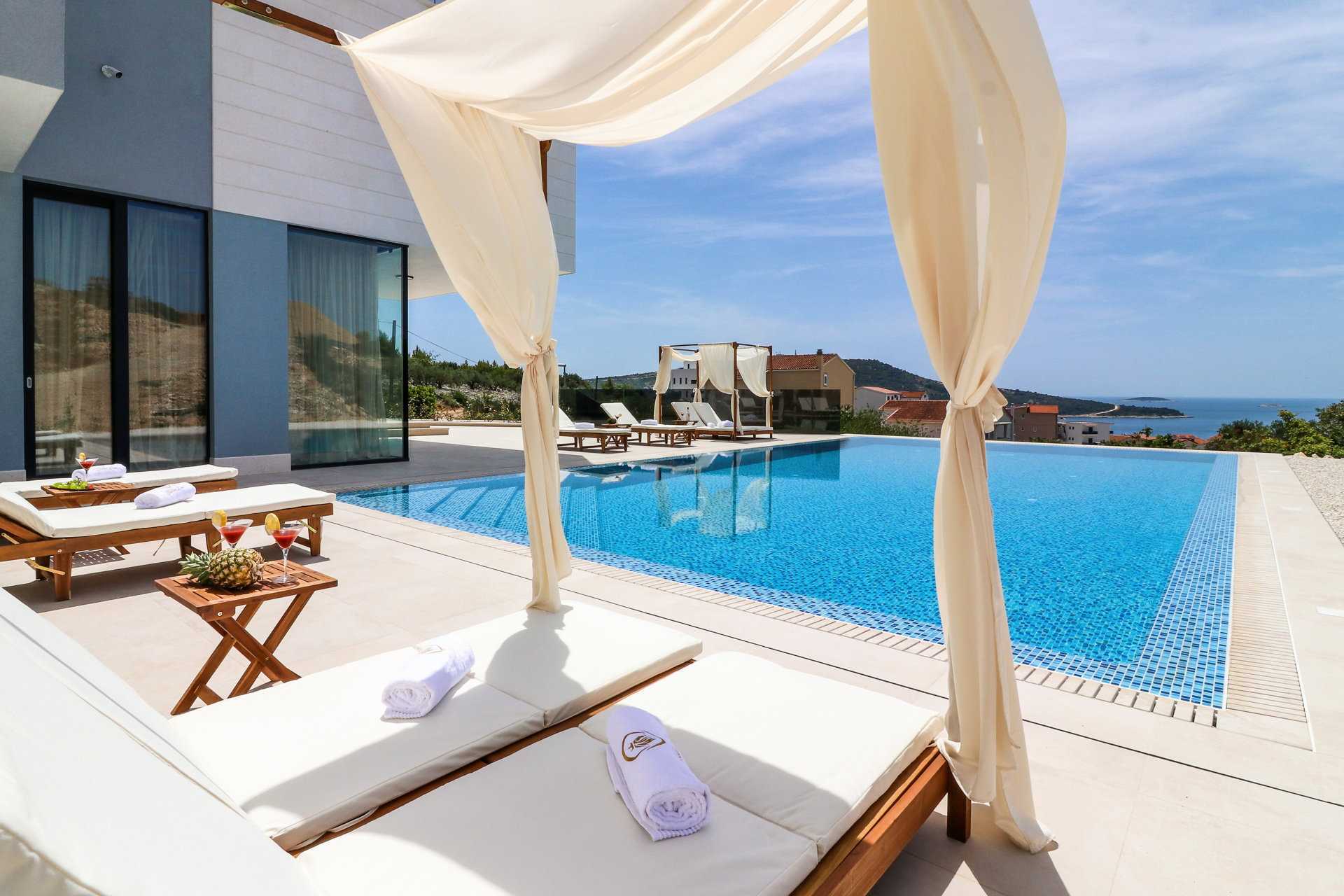 Villa Luxleon with Pool