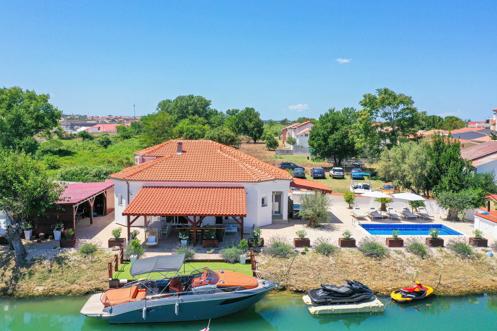 Villa Aquaterra with pool