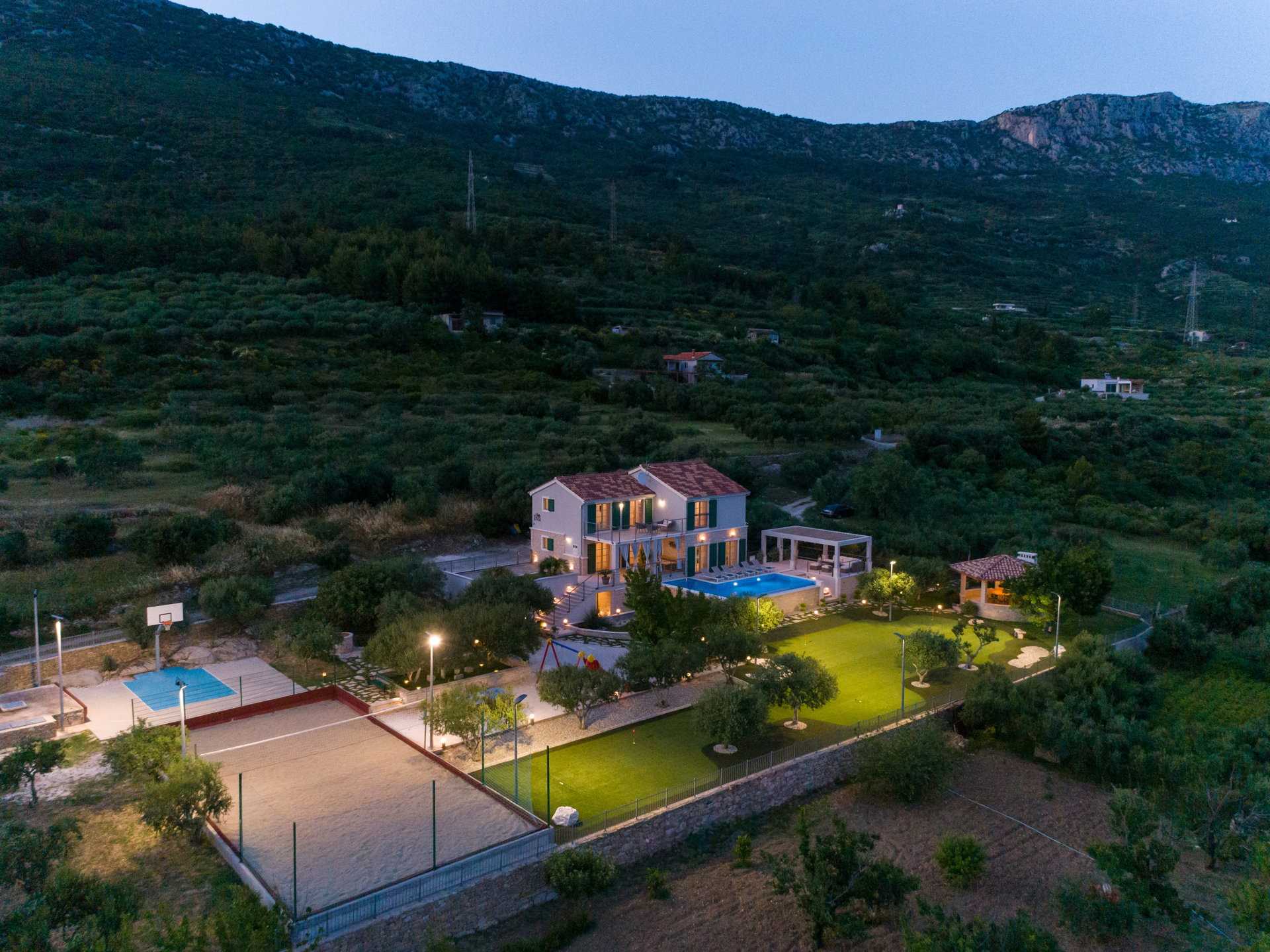 Villa Blue Ivy with Heated Pool