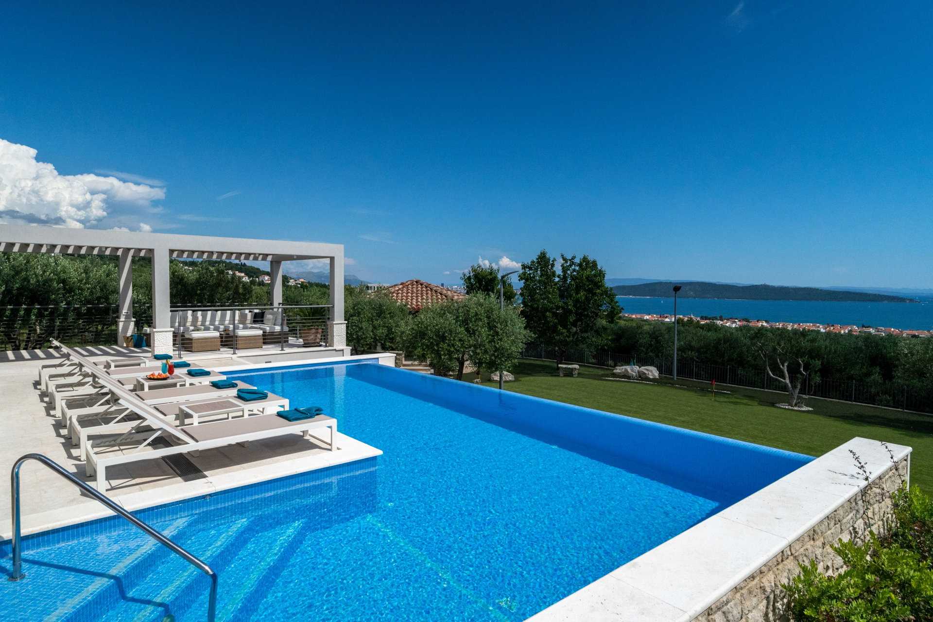 Villa Blue Ivy with Heated Pool